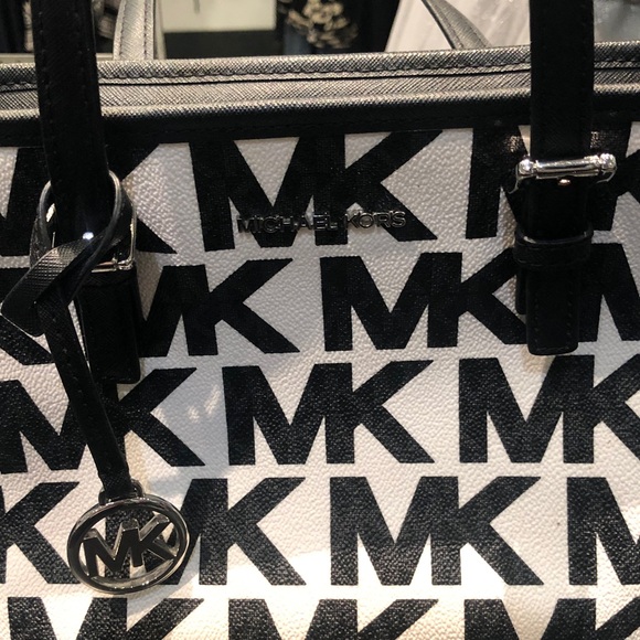 MICHAEL KORS lightly used bag in good condition. Black and off - white. - Picture 10 of 11